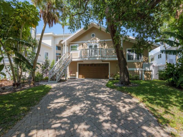 Stunning Vacation Home 3 Bedroom Canalfront