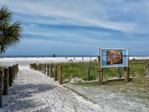 Ultimate Siesta Key Retreat: Beach, Dining & Entertainment Nearby
