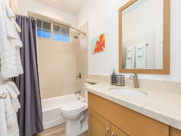 Serene Waianae Retreat: Ocean Views & Modern Amenities