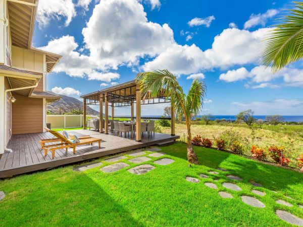 Serene Waianae Retreat: Ocean Views & Modern Amenities