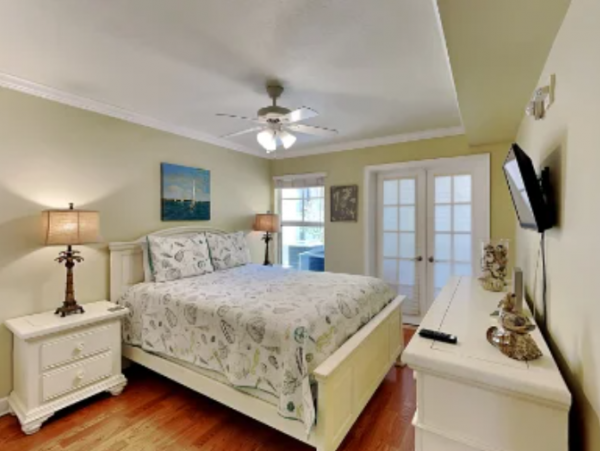 Charming Indian Shores Getaway: Beach & Bayfront Views