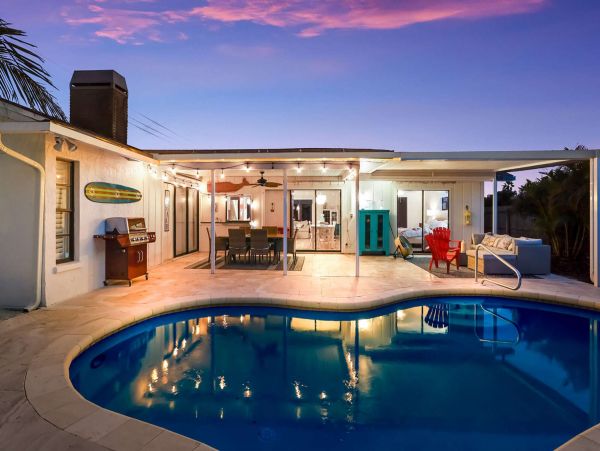 Luxurious Bradenton Home: Pool, Putting Green, Near Beach