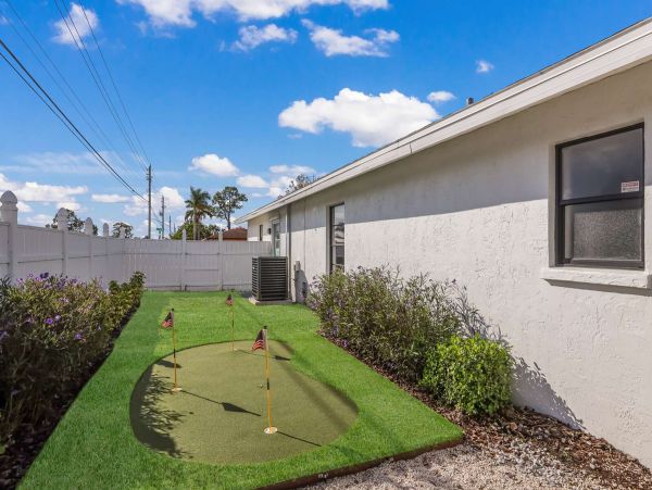 Luxurious Bradenton Home: Pool, Putting Green, Near Beach