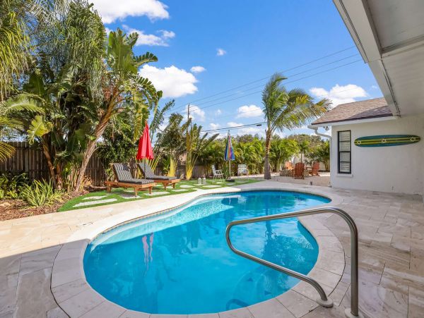 Luxurious Bradenton Home: Pool, Putting Green, Near Beach