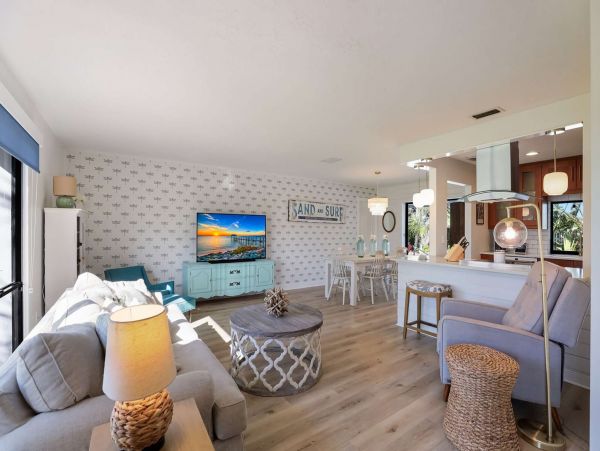 Luxurious Bradenton Home: Pool, Putting Green, Near Beach
