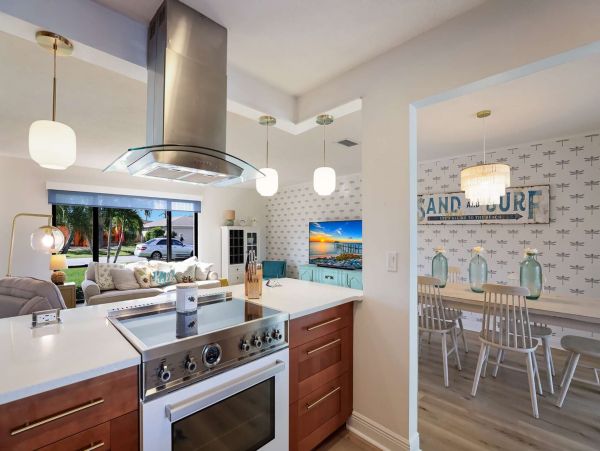 Luxurious Bradenton Home: Pool, Putting Green, Near Beach
