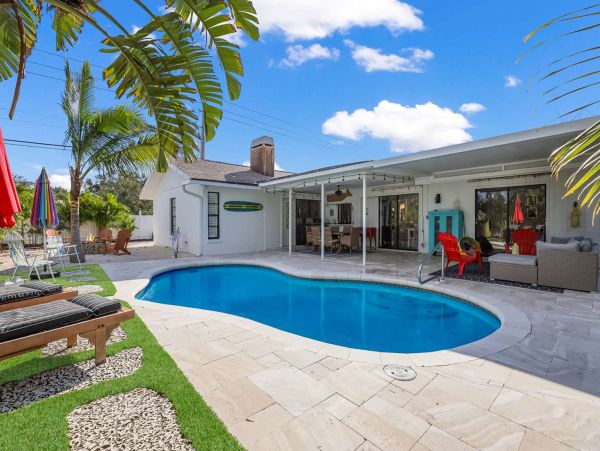 Luxurious Bradenton Home: Pool, Putting Green, Near Beach