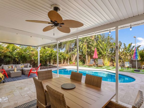 Luxurious Bradenton Home: Pool, Putting Green, Near Beach