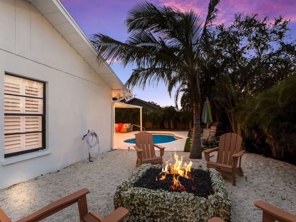 Luxurious Bradenton Home: Pool, Putting Green, Near Beach