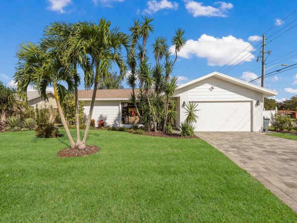 Luxurious Bradenton Home: Pool, Putting Green, Near Beach