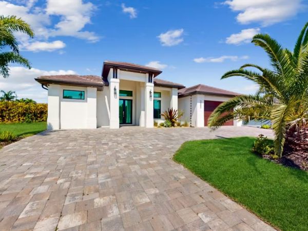 Cape Coral Luxury Four Bedroom Rental with Caged Pool