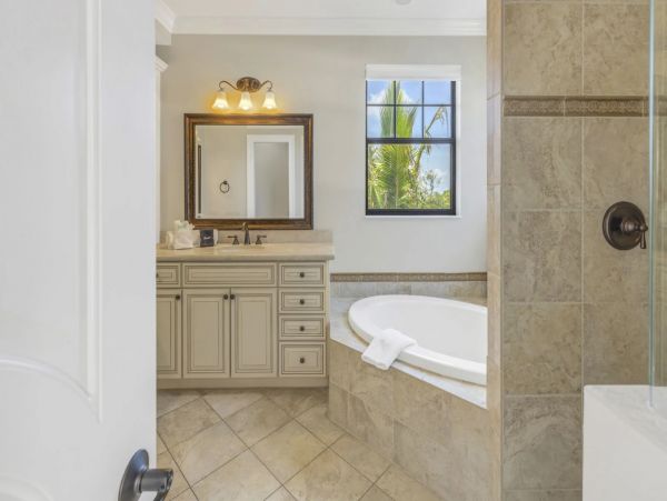 Siesta Key Four Bedroom Walk to Beach Vacation Rental