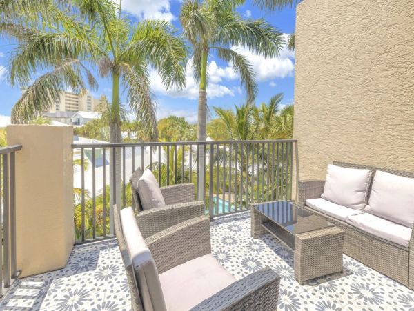 Siesta Key Four Bedroom Walk to Beach Vacation Rental