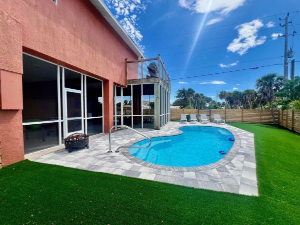 Manasota Key Walk to Beach 4 Bedroom Vacation Home with Private Pool