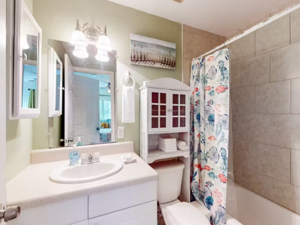 Charming Venice Home: Pool, Kitchen, Near Beaches & More