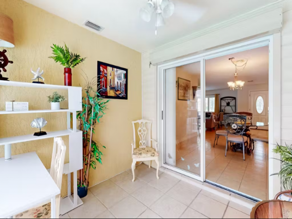 Charming Venice Home: Pool, Kitchen, Near Beaches & More