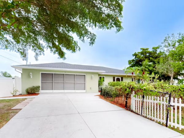 Charming Venice Home: Pool, Kitchen, Near Beaches & More