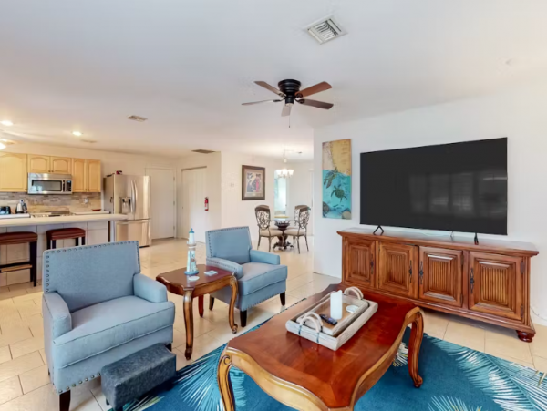 Charming Venice Home: Pool, Kitchen, Near Beaches & More