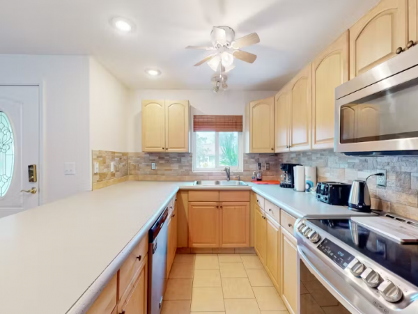 Charming Venice Home: Pool, Kitchen, Near Beaches & More