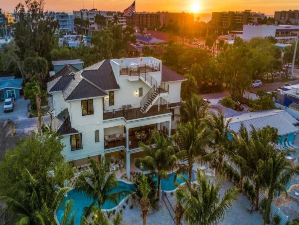 Top Siesta Key Rental: Beach Access, Rooftop Deck & More