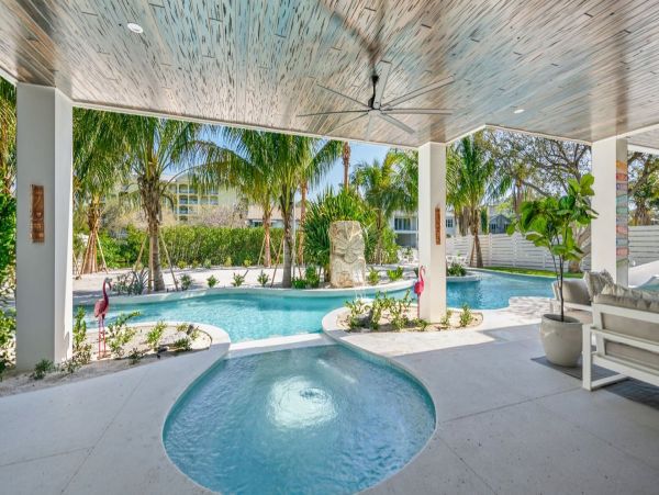 Top Siesta Key Rental: Beach Access, Rooftop Deck & More