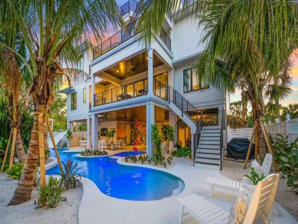 Top Siesta Key Rental: Beach Access, Rooftop Deck & More