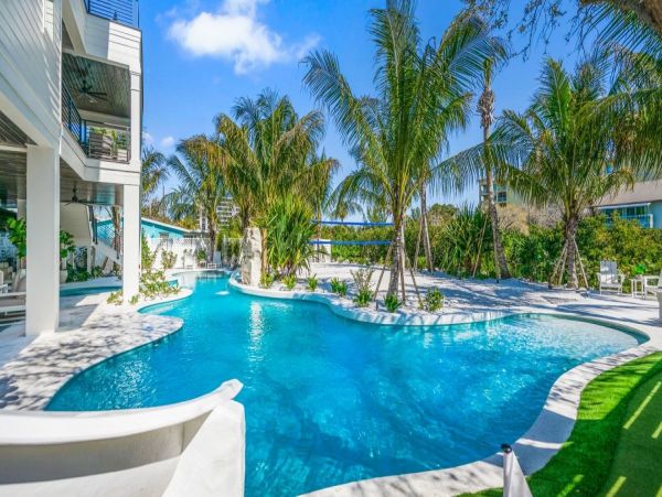 Top Siesta Key Rental: Beach Access, Rooftop Deck & More
