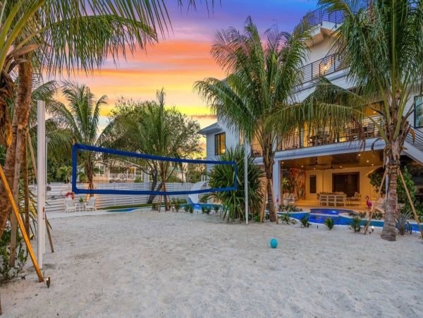 Top Siesta Key Rental: Beach Access, Rooftop Deck & More