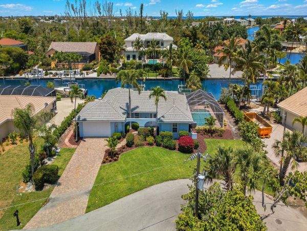 Cozy Vacation Pool Home Walk to Beach