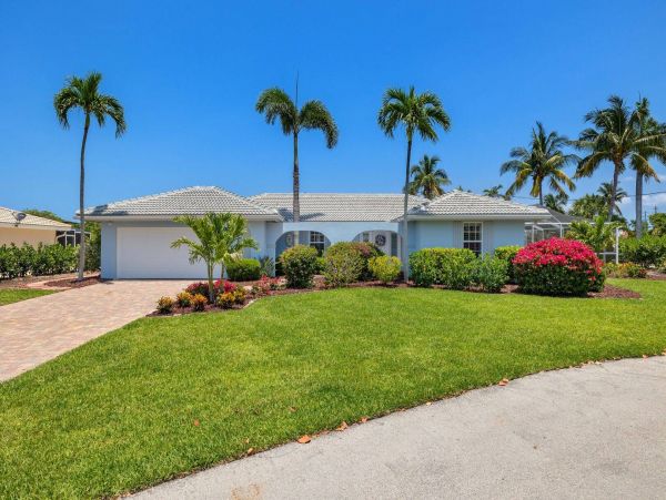 Cozy Vacation Pool Home Walk to Beach