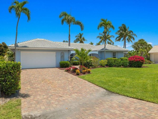 Cozy Vacation Pool Home Walk to Beach