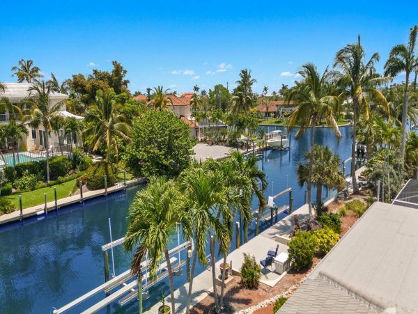 Cozy Vacation Pool Home Walk to Beach