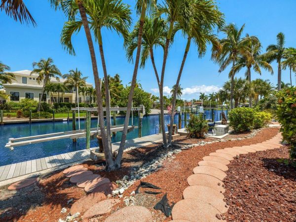 Cozy Vacation Pool Home Walk to Beach