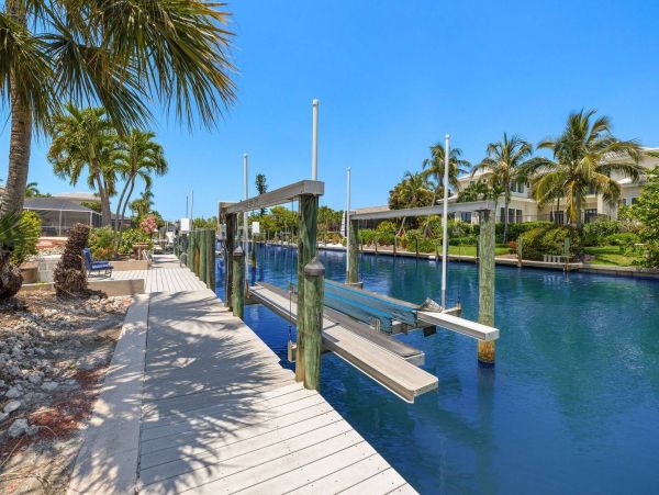 Cozy Vacation Pool Home Walk to Beach