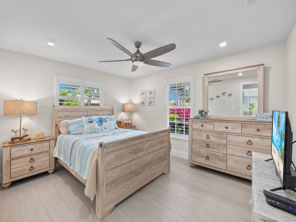 Cozy Vacation Pool Home Walk to Beach