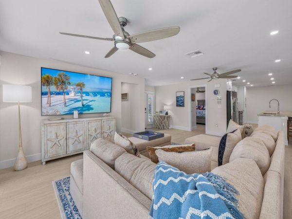 Cozy Vacation Pool Home Walk to Beach