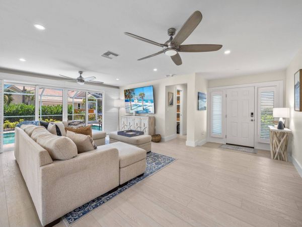 Cozy Vacation Pool Home Walk to Beach