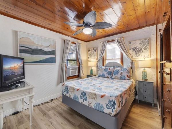 Indian Rocks Vacation Rental: Beachfront Cottages & Pool