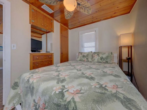 Indian Rocks Vacation Rental: Beachfront Cottages & Pool