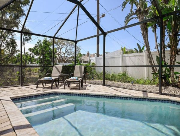 Cozy 3-Bedroom Beach House with Caged Pool Near the Ocean