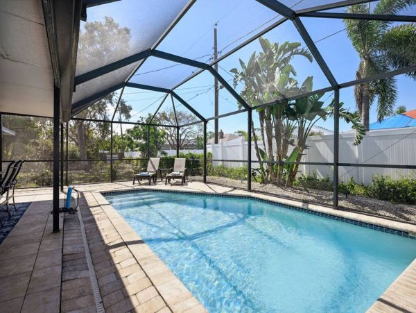 Cozy 3-Bedroom Beach House with Caged Pool Near the Ocean