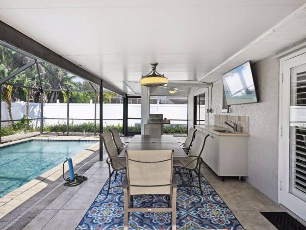 Cozy 3-Bedroom Beach House with Caged Pool Near the Ocean