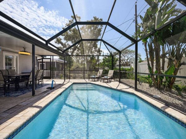 Cozy 3-Bedroom Beach House with Caged Pool Near the Ocean