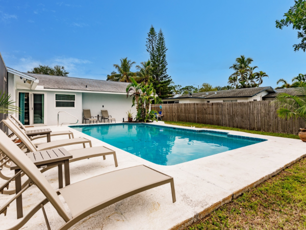 Beautiful Vacation Rental with 3 Bedrooms & Pool