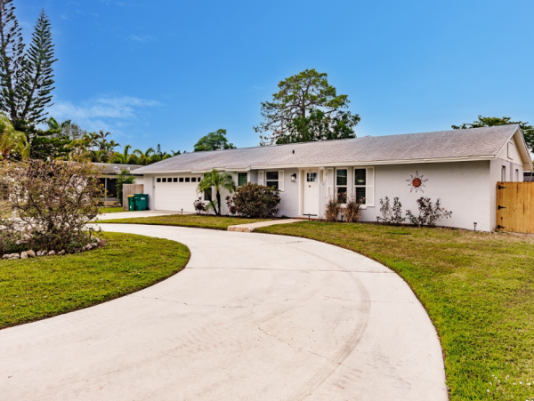 Beautiful Vacation Rental with 3 Bedrooms & Pool