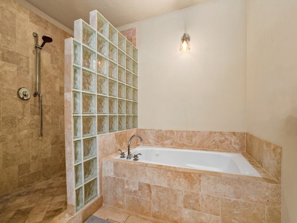 Gorgeous Vacaion Rental with 5 Bedrooms & Great Amenities