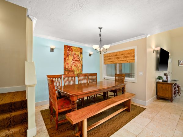 Gorgeous Vacaion Rental with 5 Bedrooms & Great Amenities