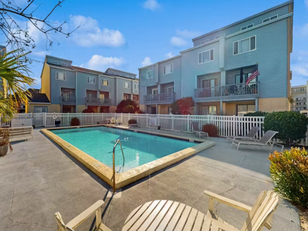 2-Bedroom Okaloosa Island Townhouse with Pool Access