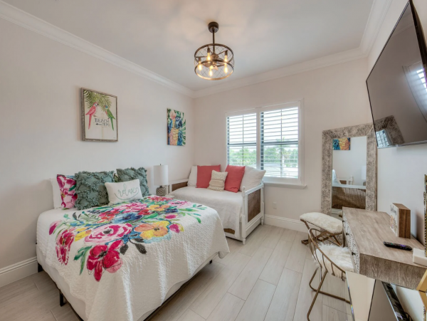 Stunning Luxury Accommodation for 28 Guests in Fort Myers