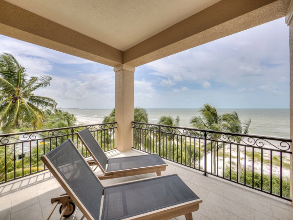 Stunning Luxury Accommodation for 28 Guests in Fort Myers